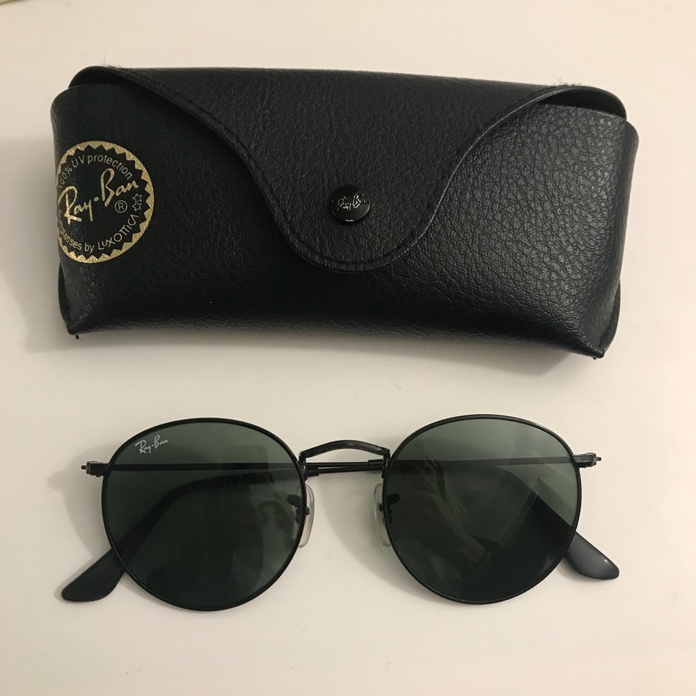All black round lens Ray-Ban aviators
